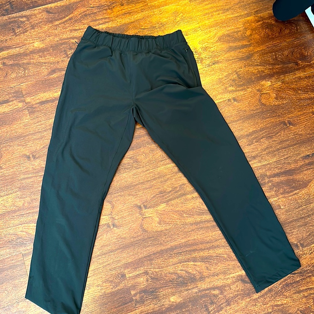 Alo men’s black repetition pant, size large. Black.